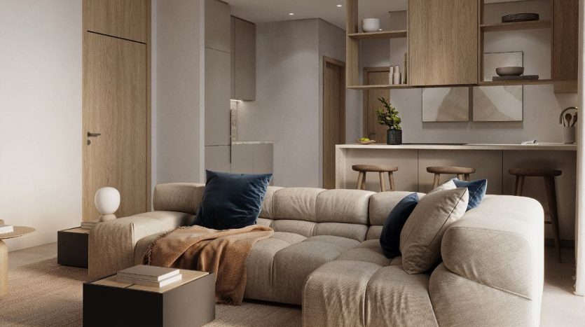 Salon moderne dans une villa de Dubaï avec un grand canapé sectionnel beige, une table basse sombre, des murs lambrissés et une étagère intégrée. L’espace est éclairé par une douce lumière naturelle.