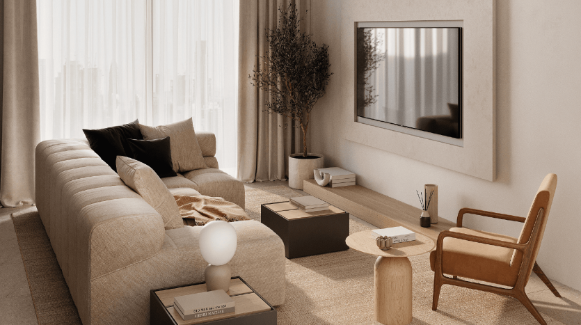 Un salon moderne et minimaliste dans un appartement à Dubaï, comprenant un canapé beige, un fauteuil en bois et un lampadaire à côté d&#039;une grande fenêtre avec des rideaux transparents. Une douce lumière naturelle illumine le neutre