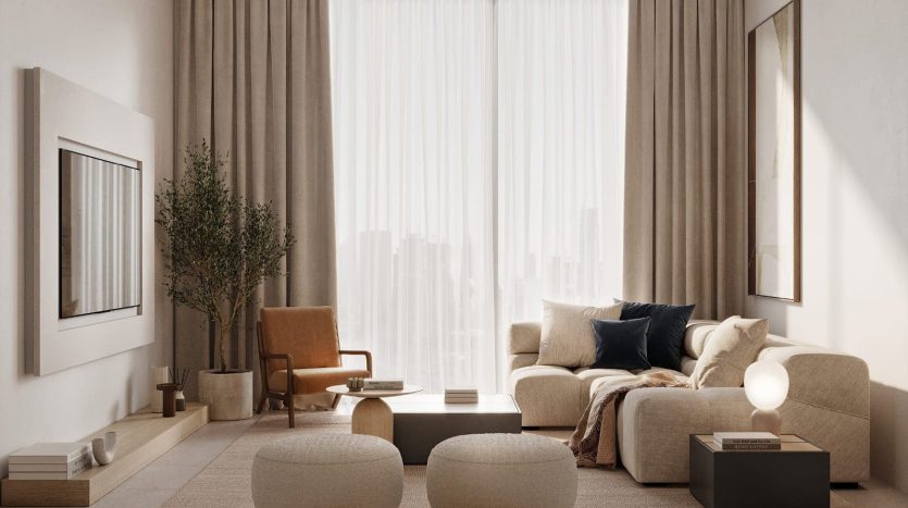Un salon moderne idéal pour l&#039;immobilier à Dubaï, avec des tons neutres avec un canapé beige, des poufs, une chaise en bois, de grands rideaux et une vue sur la ville à travers la fenêtre. La décoration comprend