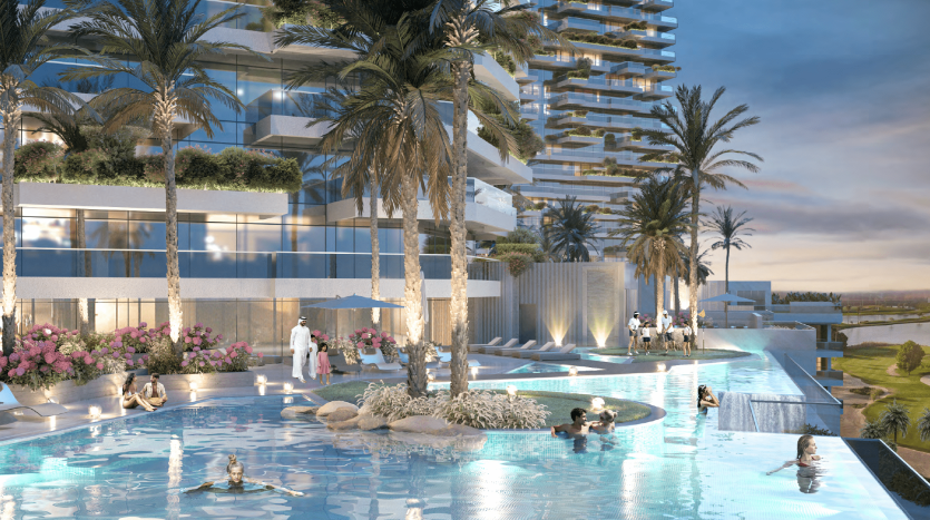 Piscine luxueuse du complexe avec des gens qui nagent et se détendent, entourée de grands palmiers et d&#039;immeubles modernes de grande hauteur sous un ciel clair au crépuscule, mettant en valeur le premier immobilier de Dubaï.