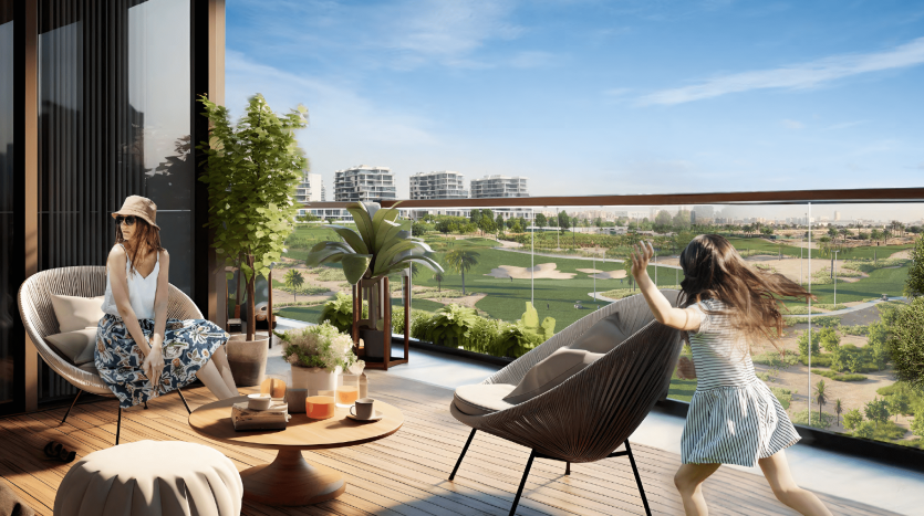Une terrasse extérieure moderne à Dubaï avec deux femmes profitant d’une journée ensoleillée. L’un s’allonge sur une chaise tandis que l’autre virevolte joyeusement, surplombant un parcours de golf luxuriant et l’horizon urbain.