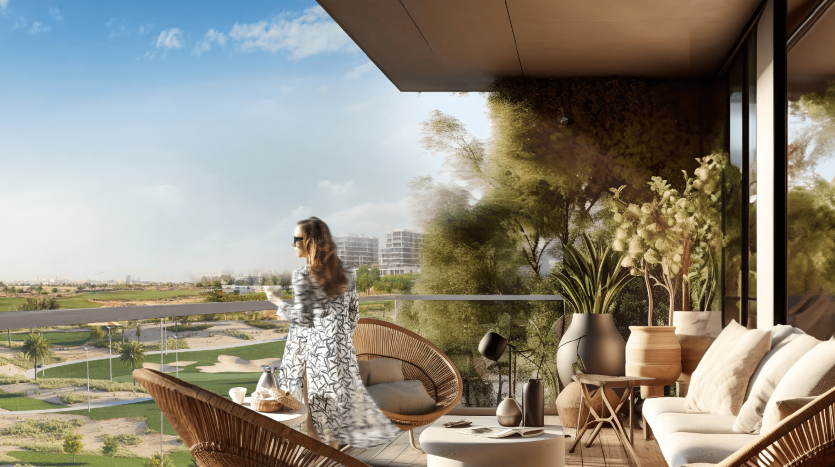 Une femme sur un balcon moderne de son appartement de Dubaï, surplombant un paysage luxuriant, tenant une tasse. Le balcon dispose d&#039;un mobilier élégant et de verdure, avec vue sur des bâtiments lointains sous un ciel dégagé.