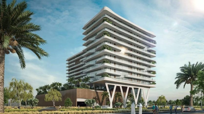 Bâtiment moderne à plusieurs étages avec des terrasses distinctes et superposées remplies de verdure. Il présente une conception architecturale blanche unique sous un ciel clair et constitue un excellent investissement à Dubaï, entouré d&#039;un aménagement paysager luxuriant.