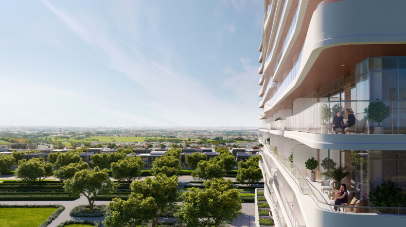 Un immeuble d&#039;appartements moderne avec des balcons incurvés donnant sur un espace vert paysager, avec deux personnes profitant d&#039;une conversation sur un balcon inférieur. Une vue panoramique s&#039;étend au loin sous un ciel bleu, soulignant pourquoi