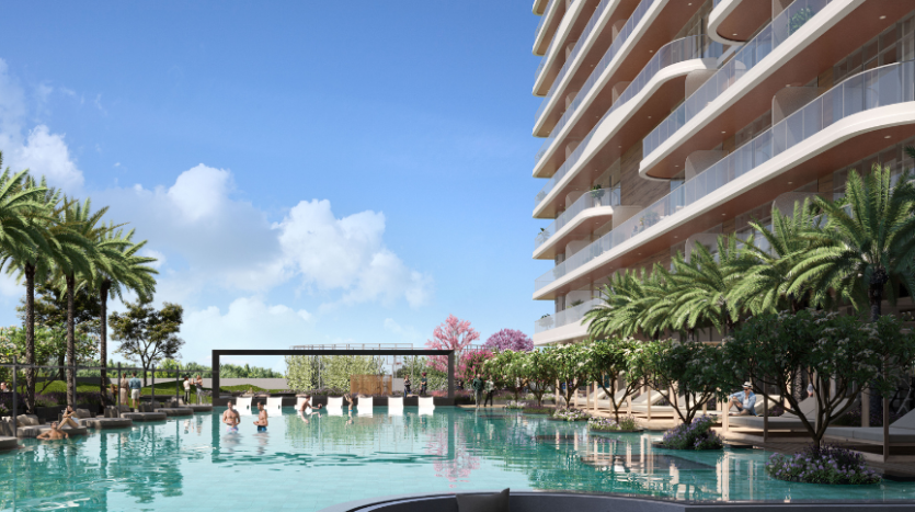 Une scène luxueuse au bord de la piscine avec des gens se relaxant dans et autour d&#039;une grande piscine extérieure claire, entourée de palmiers et située en face d&#039;un appartement moderne de grande hauteur à Dubaï avec des balcons incurvés.