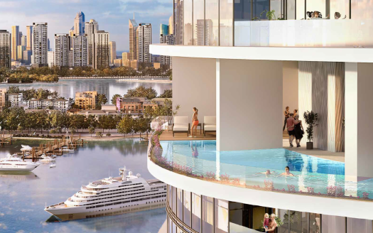 Des balcons d'appartements luxueux de grande hauteur avec une piscine à débordement surplombant un bord de rivière pittoresque et les toits de la ville de Dubaï, avec des bateaux amarrés en contrebas et des gens profitant de l'ambiance ensoleillée.