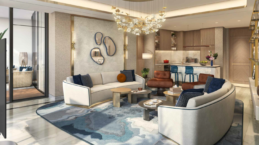 Intérieur de villa luxueux à Dubaï avec d&#039;élégants canapés blancs, un tapis élégant et une cuisine moderne en arrière-plan, éclairée par un grand lustre et la lumière naturelle provenant de grandes fenêtres.