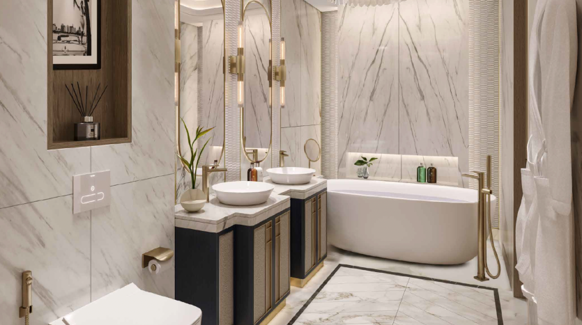 Une salle de bains luxueuse dans un appartement de Dubaï, avec des murs en marbre blanc, une baignoire autoportante, deux lavabos avec des miroirs ronds au-dessus, des luminaires dorés et des plantes vertes, créant un espace serein et élégant