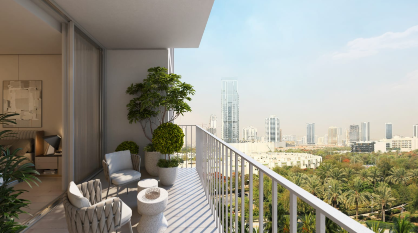 Vue depuis une villa de grande hauteur à Dubaï dotée d&#039;un mobilier d&#039;extérieur moderne et d&#039;une verdure luxuriante, surplombant un paysage urbain avec de hauts bâtiments dispersés et des arbres abondants sous un ciel clair.