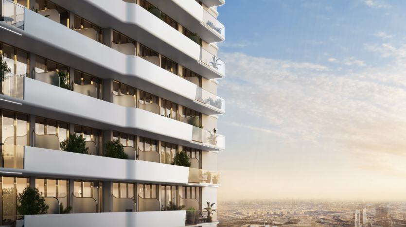 Un immeuble d'appartements moderne de grande hauteur avec des balcons incurvés ornés de plantes vertes, surplombant l'horizon de Dubaï au coucher du soleil.