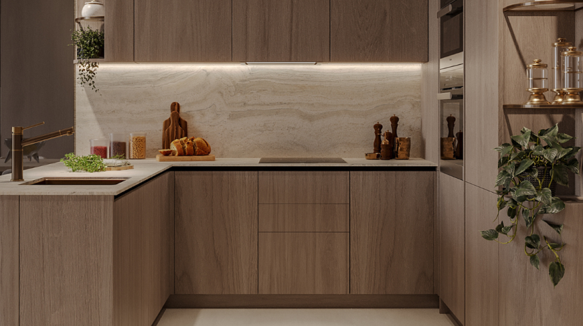 Une cuisine élégante dans un appartement de Dubaï comprenant des armoires en bois avec un dosseret en marbre, un éclairage sous les armoires et des plantes décoratives. Des pièces d'échecs et une planche à découper sont exposées sur le comptoir.