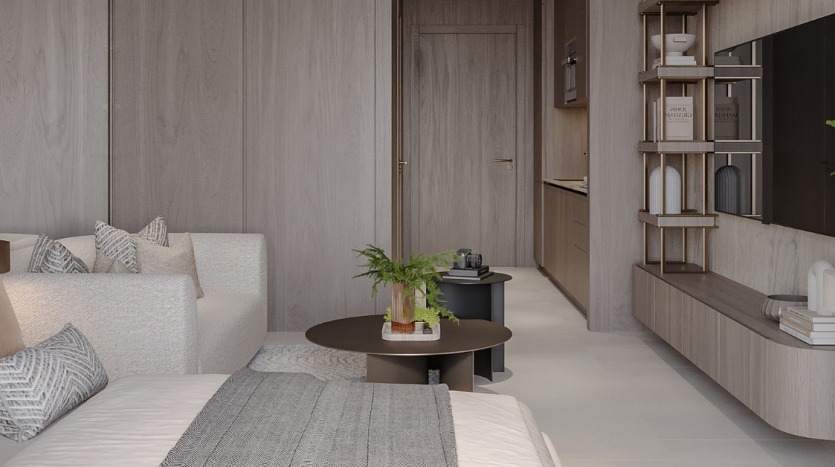 Un salon moderne et confortable présentant une palette de couleurs beige clair avec un canapé sectionnel, des étagères en bois et une table basse ronde. La décoration comprend des coussins, des plantes et un éclairage subtil, créant une ambiance chaleureuse idéale