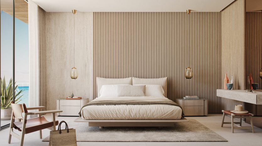 Chambre moderne dans une villa de Dubaï aux couleurs neutres, dotée d&#039;un lit king-size, de murs à lattes en bois et d&#039;une vue dégagée sur l&#039;océan à travers de grandes fenêtres. La pièce est agrémentée de