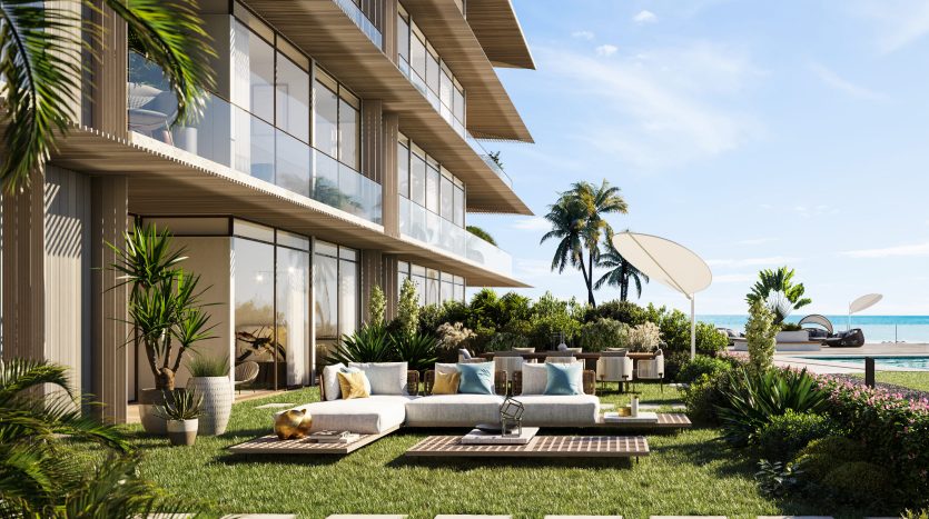 Luxueuse maison en bord de mer à Dubaï avec une architecture moderne, dotée de grandes fenêtres en verre, de terrasses spacieuses et d&#039;un mobilier d&#039;extérieur élégant, sur fond d&#039;océan et de palmiers.