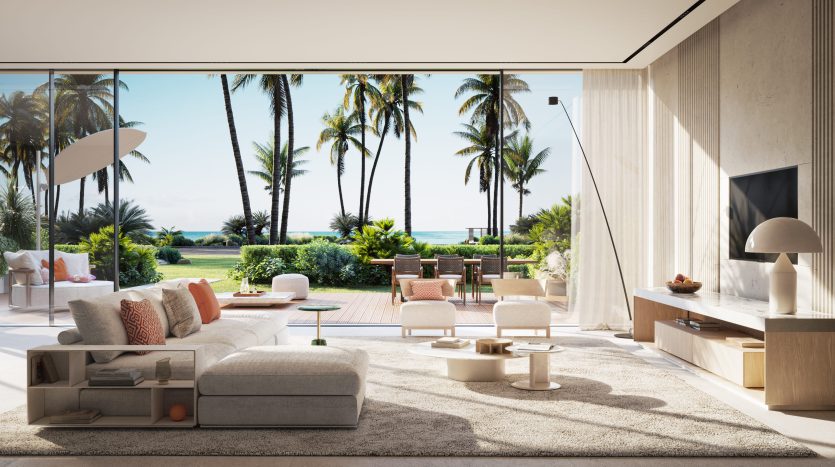 Salon moderne dans un appartement de Dubaï avec un grand mur de verre donnant sur une plage tropicale avec des palmiers. L'intérieur comprend un canapé blanc, des meubles en bois et une décoration subtile, alliant confort intérieur et extérieur impressionnant.