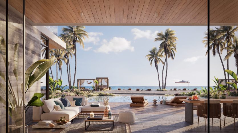 Vue depuis une luxueuse villa en bord de mer dans l'espace de vie ouvert de Dubaï, surplombant une plage tropicale sereine avec des palmiers, une mer calme et un ciel dégagé. Des meubles élégants et des plantes luxuriantes rehaussent le