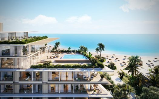 Une luxueuse villa en bord de mer à Dubaï avec des terrasses à plusieurs niveaux, une piscine à débordement et des rangées ordonnées de chaises longues sur une plage de sable fin, surplombant un vaste océan bleu sous un ciel clair.