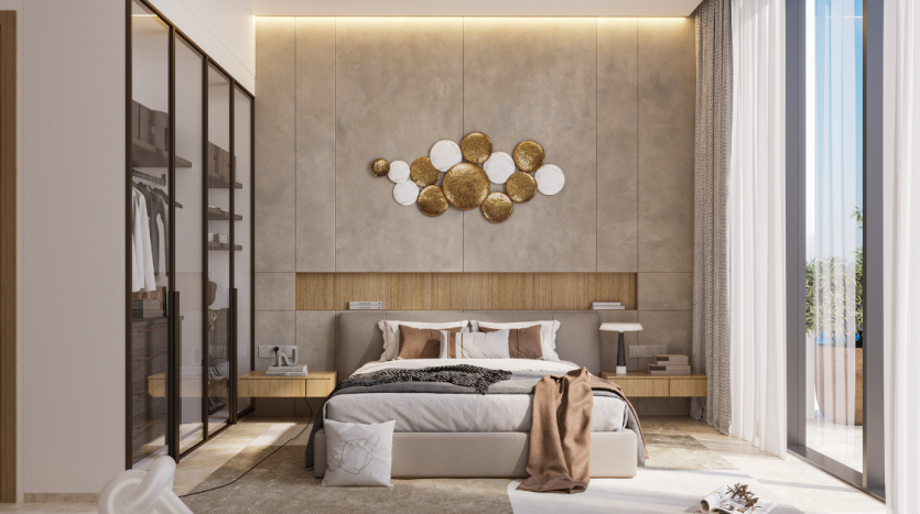 Une chambre moderne dans un appartement de Dubaï comprenant un grand lit avec des draps beiges, des décorations murales dorées élégantes, un éclairage d&#039;ambiance et un parquet élégant. Une élégante armoire et un coin salon luxueux sont également visibles