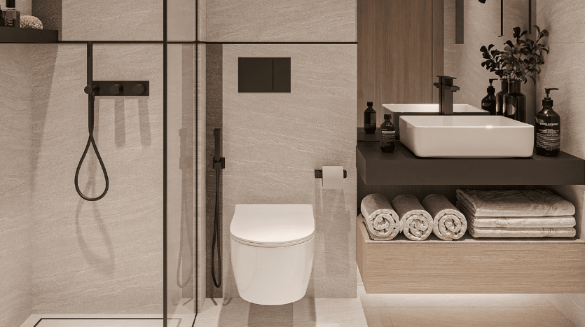 Salle de bains moderne dotée d&#039;un élégant lavabo noir sur une vanité en bois, de toilettes blanches, d&#039;une cabine de douche en verre et de serviettes soigneusement empilées dans une villa de Dubaï, complétées par un éclairage d&#039;ambiance subtil et des plantes décoratives.