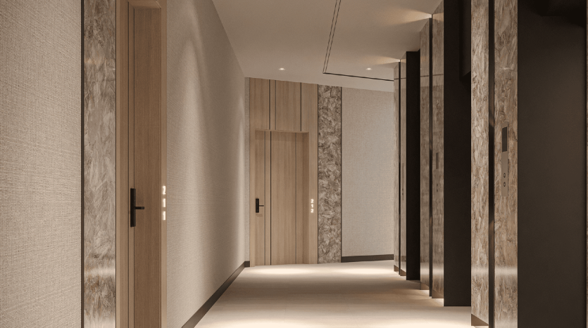 Un couloir moderne dans une villa de Dubaï doté d&#039;un éclairage chaleureux, de hautes portes en bois et de murs texturés, menant à un point de fuite.