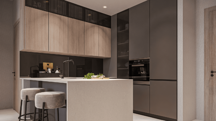 Intérieur de cuisine moderne avec armoires en bois et gris foncé, îlot avec tabourets de bar, appareils électroménagers intégrés et éclairage d&#039;ambiance dans une villa de Dubaï, créant un espace élégant et contemporain.
