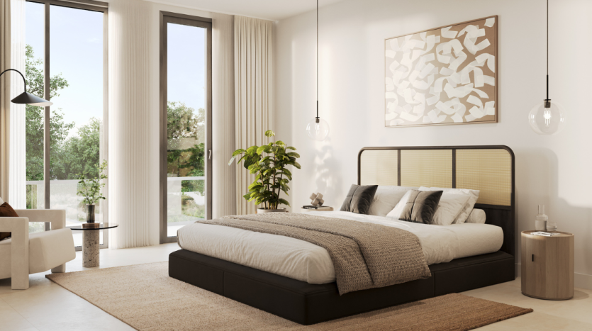 Une chambre moderne dans un appartement à Dubaï comprenant un grand lit avec une literie grise et blanche, une peinture murale abstraite, des baies vitrées et des plantes vertes luxuriantes, créant un environnement serein.