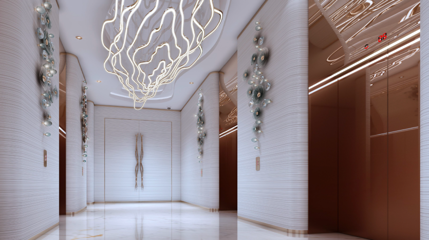 Hall d&#039;entrée luxueux avec sols en marbre, lustres artistiques modernes et plantes décoratives le long d&#039;un mur texturé avec portes d&#039;ascenseur sur le côté droit, ressemblant aux intérieurs opulents souvent vus dans l&#039;immobilier Dubaï