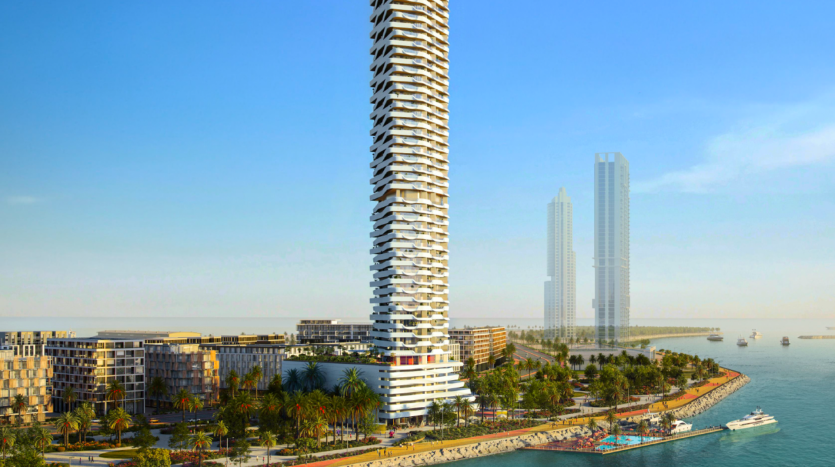 Un paysage urbain côtier moderne avec un gratte-ciel torsadé distinctif près d&#039;une promenade bordée de palmiers, avec des bâtiments et des villas plus petits à Dubaï sur l&#039;eau sous un ciel bleu clair.