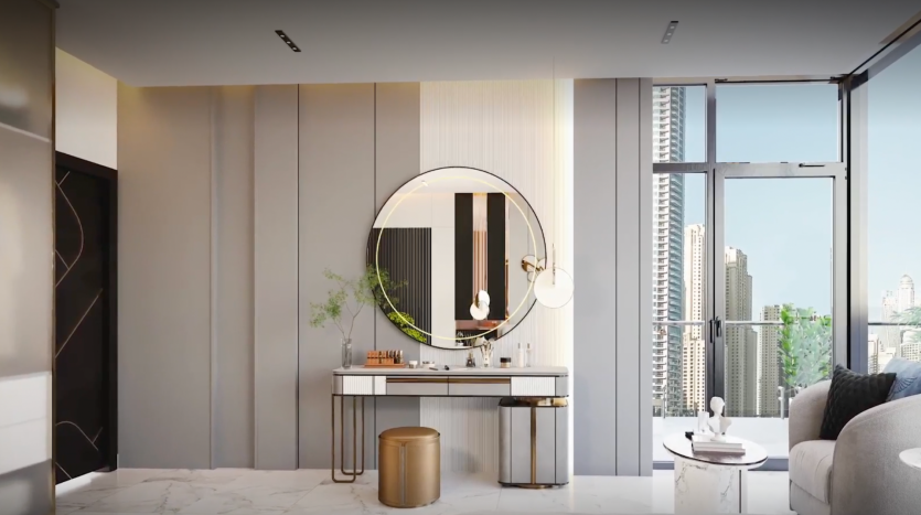 Un salon moderne dans une villa de Dubaï avec un grand miroir rond au-dessus d'une console élégante, flanquée de lattes verticales et d'une fenêtre donnant sur un paysage urbain. La chambre présente une décoration minimaliste et du marbre