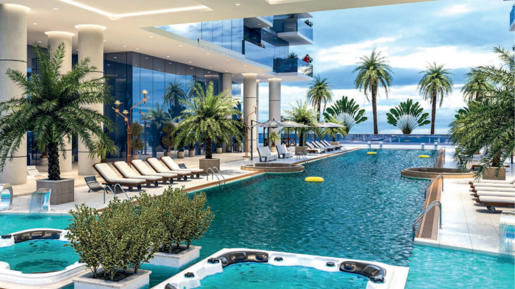 Espace piscine luxueux avec palmiers, chaises longues et bain à remous, encadré par des éléments architecturaux modernes et des façades en verre à Dubaï, sous un ciel dégagé.