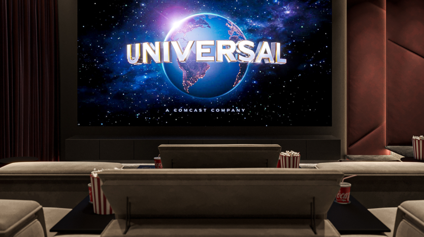 Une installation home cinéma confortable dans une villa à Dubaï avec un grand écran affichant le logo Universal Studios. Des sièges confortables, du pop-corn et des sodas au premier plan créent une atmosphère parfaite pour regarder un film.