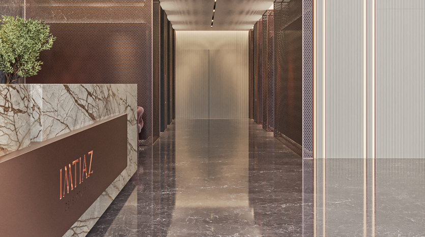 Hall de bureau moderne avec un sol en marbre élégant, des panneaux décoratifs en métal perforé sur les murs et un bureau de réception avec une pancarte indiquant &quot;immobilier Dubaï&quot;.