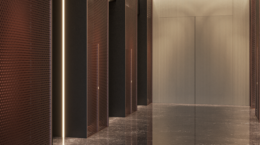 Un couloir moderne faiblement éclairé avec des panneaux métalliques sombres texturés et des bandes lumineuses verticales sur la gauche, menant directement devant une porte d&#039;ascenseur simple et réfléchissante dans un appartement de Dubaï.
