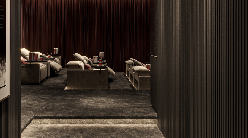 Un home cinéma luxueux et faiblement éclairé avec des rideaux rouge foncé et des fauteuils inclinables confortables installés en rangées sur une moquette sombre dans une villa privée à Dubaï. L&#039;espace dégage une atmosphère chaleureuse
