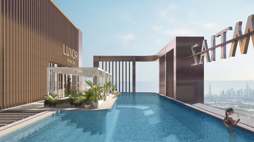 Luxueuse piscine à débordement sur le toit d&#039;un immeuble de grande hauteur à Dubaï, avec un couple profitant de l&#039;eau. Un paysage urbain est visible au loin sous un ciel clair.