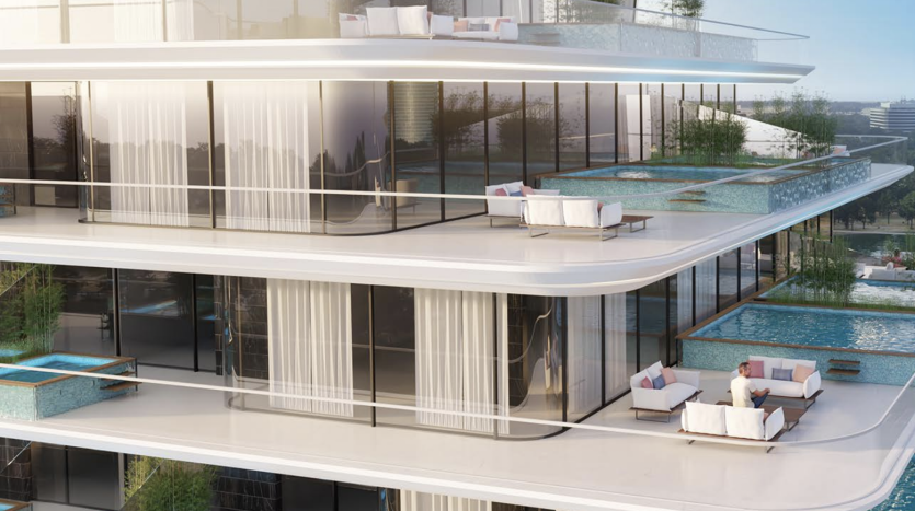 Une villa moderne à plusieurs niveaux à Dubaï comprenant de vastes balcons avec des balustrades en verre, du mobilier d'extérieur et plusieurs piscines, le tout sous un ciel dégagé.