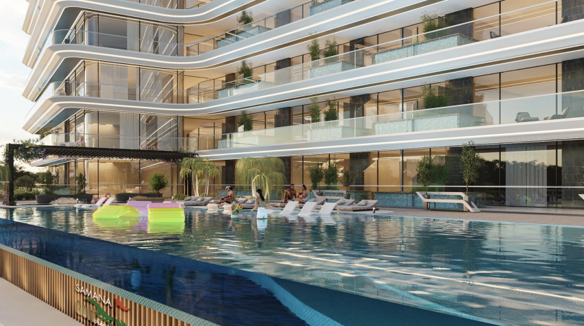 Une piscine luxueuse dans un hôtel moderne de Dubaï, avec des gens se relaxant sur des chaises longues et flottant sur des radeaux gonflables, avec un bâtiment à plusieurs étages avec des balcons en verre en arrière-plan.
