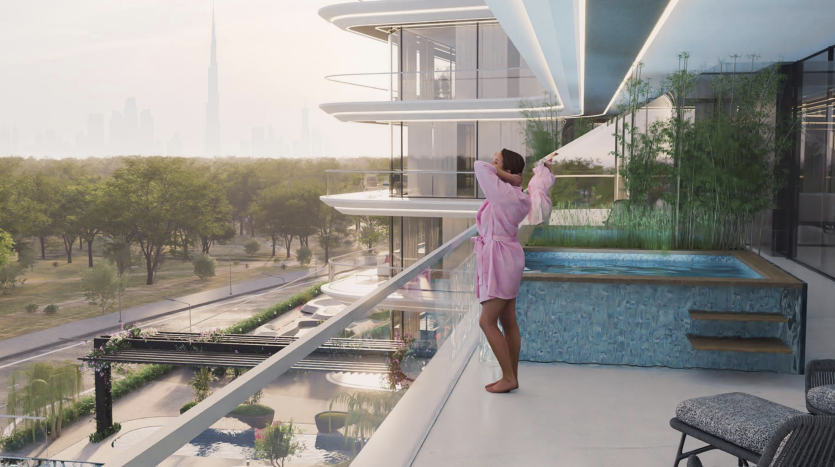 Une personne vêtue d’une robe rose s’étend joyeusement sur le balcon moderne d’une luxueuse villa de Dubaï, surplombant un paysage urbain au lever du soleil. Une verdure luxuriante et un mobilier d&#039;extérieur élégant rehaussent le cadre serein.