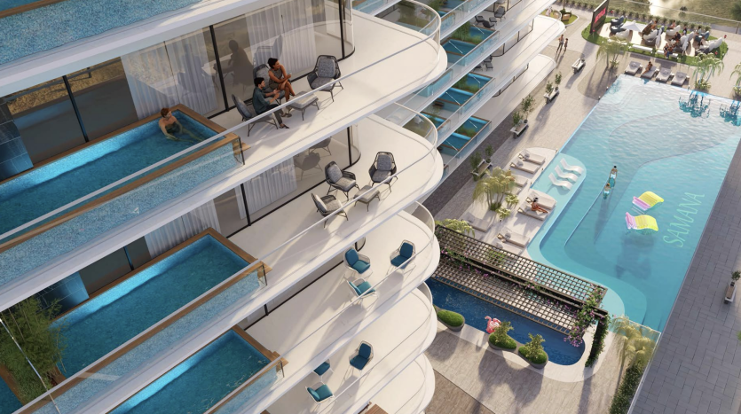 Vue aérienne d&#039;un hôtel de luxe avec piscines à débordement en cascade sur des balcons donnant sur une piscine centrale animée de monde. Une verdure luxuriante entoure la zone, incarnant la quintessence de l&#039;investissement
