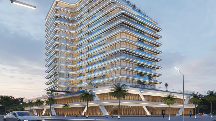 Bâtiment architectural moderne avec des façades ondulées et superposées éclairées au crépuscule, situé dans une scène de rue urbaine avec une voiture qui passe et des lampadaires à proximité d&#039;une villa importante de Dubaï.