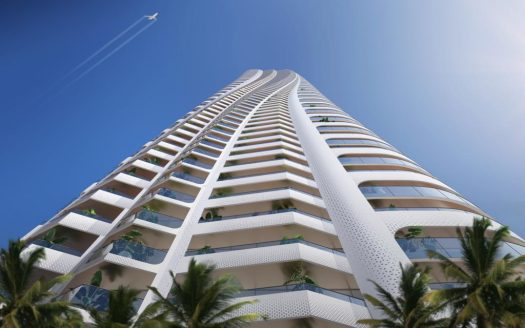 Un immeuble moderne de grande hauteur avec de vastes balcons incurvés sous un ciel bleu, flanqué de palmiers à Dubaï. Un jet laisse une trace dans le ciel clair au-dessus.