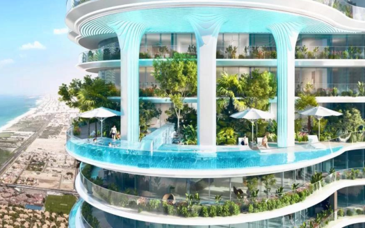 Une villa futuriste de grande hauteur à Dubaï avec de vastes balcons luxuriants de verdure et de jeux d'eau intégrés, surplombant un paysage urbain côtier.