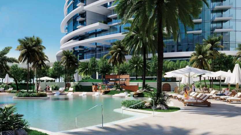 Espace piscine luxueux avec des palmiers luxuriants, des chaises longues sous des parasols blancs, une villa architecturale moderne à Dubaï en arrière-plan et un ciel bleu clair.