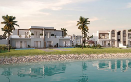 Villas de luxe modernes en bord de mer à Dubaï avec de grandes fenêtres et balcons donnant sur un étang de réflexion tranquille, flanqué de palmiers sous un ciel clair.