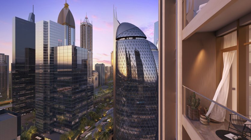 Vue depuis le balcon d&#039;un appartement de grande hauteur à Dubaï, présentant un paysage urbain moderne avec des gratte-ciel élégants et imposants au coucher du soleil. Un soupçon de pièce intérieure avec un rideau fluide est visible à droite.