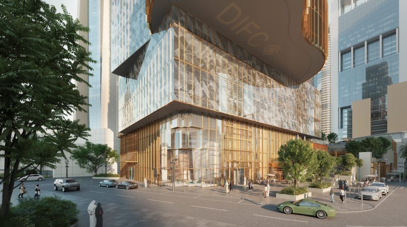 Une scène de rue moderne de Dubaï avec un grand bâtiment contemporain avec des façades en verre et des panneaux de bois dorés. Les gens marchent et les voitures sont garées le long de la rue, avec des arbres verts luxuriants sur la gauche.