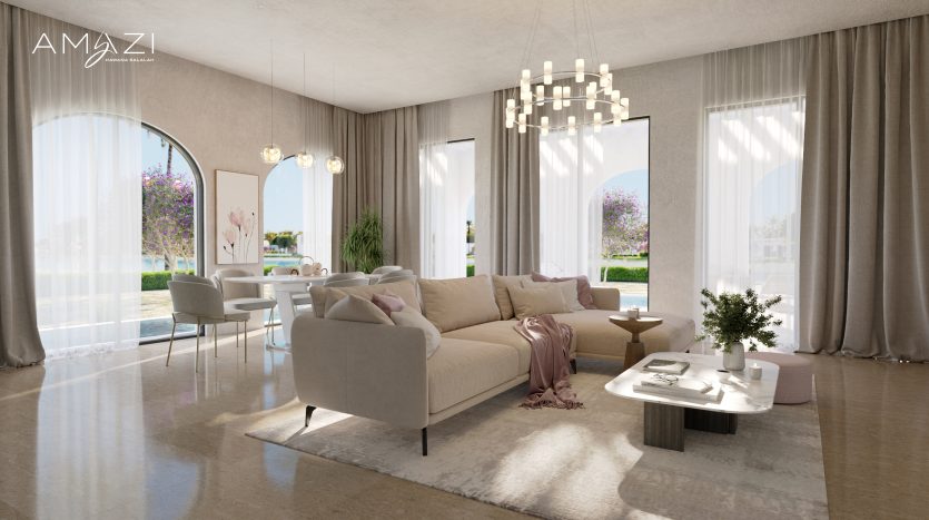 Villa au design moderne comprenant un canapé beige, des chaises blanches, une table basse et de grandes fenêtres révélant une vue sur le jardin, avec un éclairage naturel doux et un lustre décoratif.