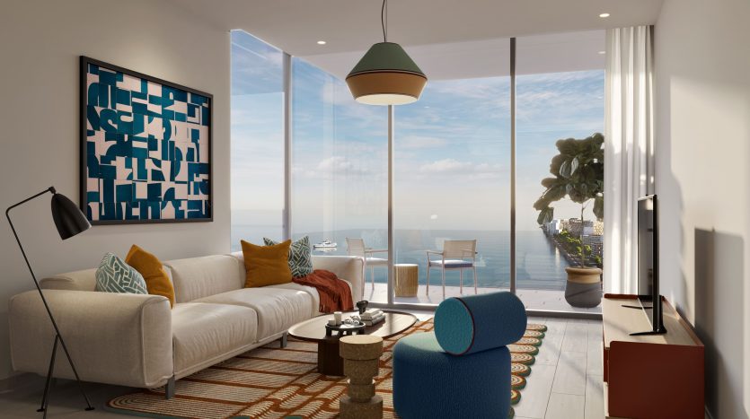 Salon moderne dans une villa de Dubaï avec un canapé blanc, un fauteuil bleu et des coussins colorés. Elle dispose d&#039;une grande fenêtre avec vue sur la mer, d&#039;œuvres d&#039;art aux murs et d&#039;une décoration intérieure élégante.