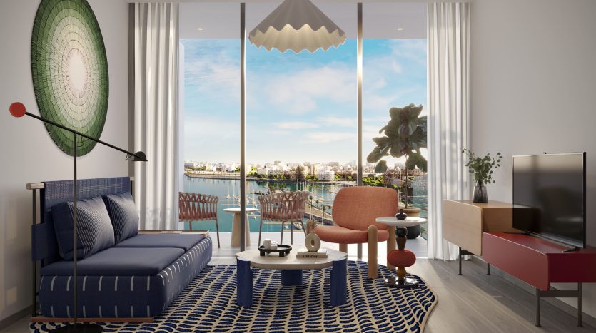 Un salon moderne dans un appartement de Dubaï avec une grande fenêtre donnant sur un paysage urbain, meublé d&#039;un canapé bleu, d&#039;un tapis à motifs et d&#039;une décoration élégante comprenant un fauteuil suspendu et un luminaire géométrique