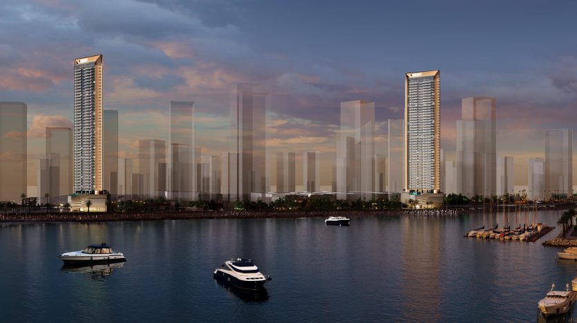 Une scène sereine au bord de l&#039;eau à Dubaï avec deux bâtiments hauts et élégants reflétant le chaud coucher de soleil. Des bateaux flottent calmement sur l’eau près d’une jetée en bois, sous un ciel aux nuages doux.
